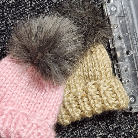 💖💖💖Set of 2 handmade doll winter beanies with fur - Picture 6 of 7